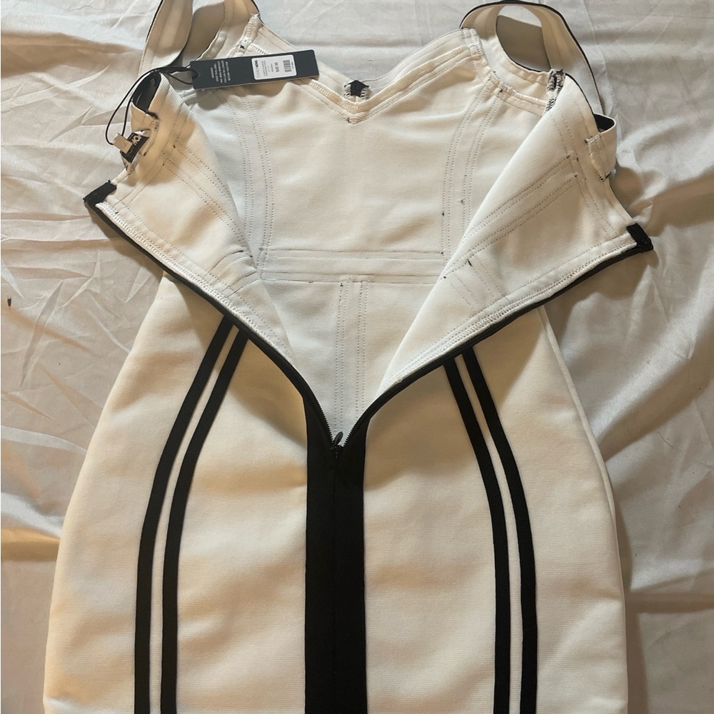 White Bodycon Dres Black Contrast Piping Pemblum Hem Sleeveless Fit & Flare XS - Picture 3 of 10